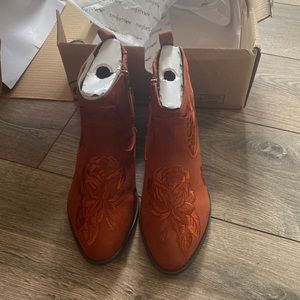 New in box comfortview Gwyneth, copper, floral embroidered bootie. Size 9W.